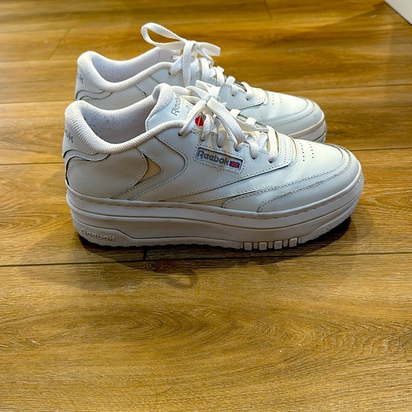 Reebok women’s size 9 white ‘Club C’ platform sneakers - Picture 4 of 4